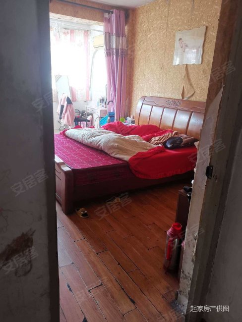 鸿翔景苑3室2厅1卫简单装看中再议