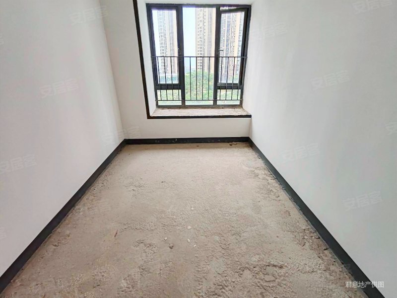 毛坯单位出售,次新房毛坯自由装修,小区中心位置