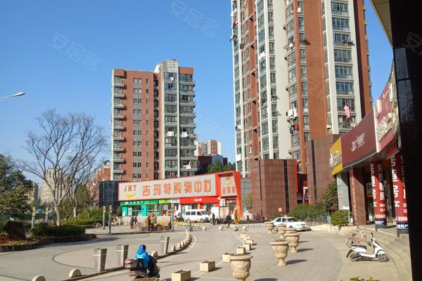 红郡的二期科技住宅有地暖 【小区设施】东方红郡小区的集中绿地主要