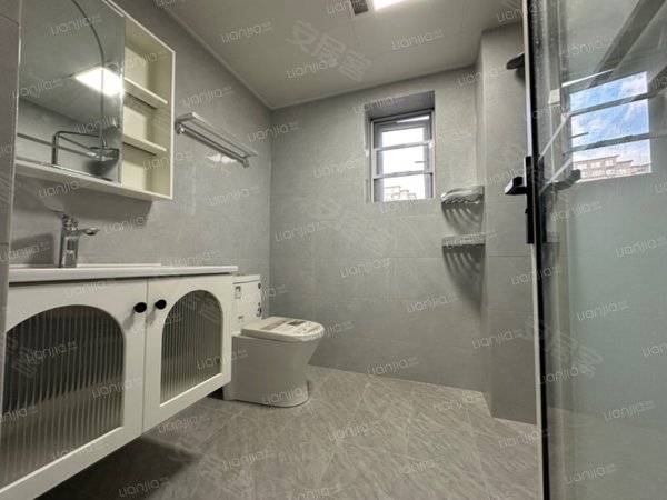 凉山西昌长宁小区正黄金色学府西部怀远附近，精装套三，家具家电齐全，领包入住出租房源真实图片