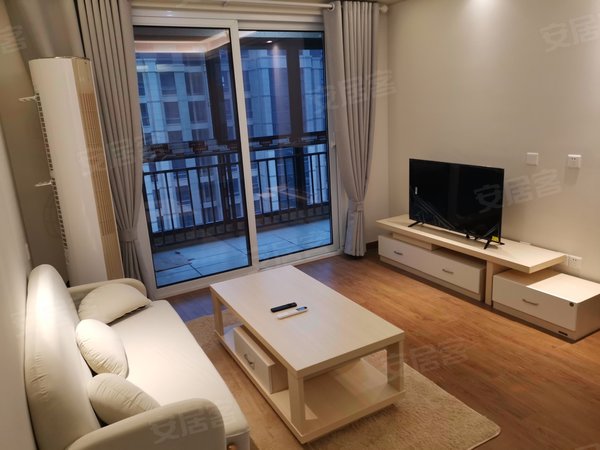 【多图】保利玲玥公馆,奉城租房,蓝湾保利精装小三房 电梯房 小区环境