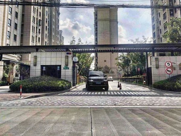 上海闵行金虹桥金鹰华庭(公寓住宅)实拍实图 金鹰华庭后排 豪华装修