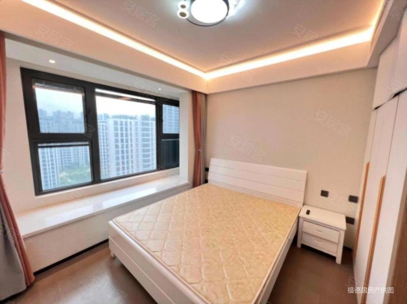 还送地下车位,万科锦上和风华苑二手房,243万,4室2厅,2卫,131.