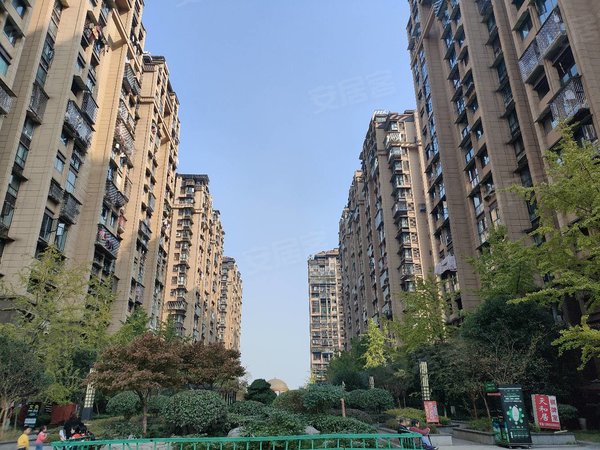 泸州江阳城西灏景尊城酒城大道,江阳公园旁,毗邻酒城乐园,附小,出入