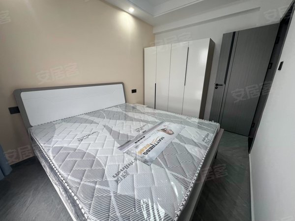 海宁斜桥镇斜桥融信澜庭斜桥地铁口，融信澜庭精装一室，燃气烧饭1米8大床，家电齐全。出租房源真实图片