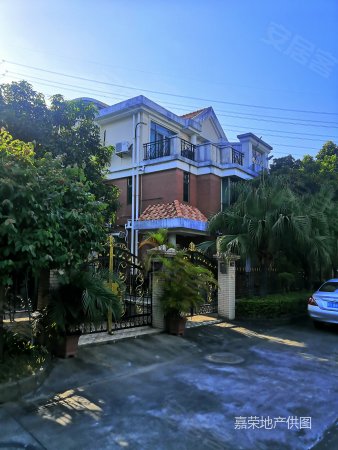 帝豪花园三期别墅114平3房 向南 送花园 急售才250万