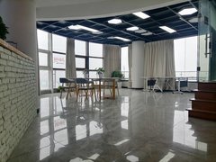 长沙开福湘江世纪城（市中心大平层出租江景办工家具齐全）做了阁楼 可做直播间出租房源真实图片