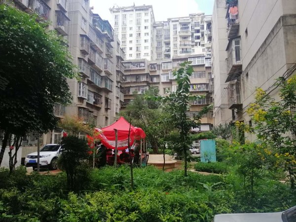 昆明盘龙火车北站白庙组团小区滨江俊园旁白庙组团3大房1楼带花园随时