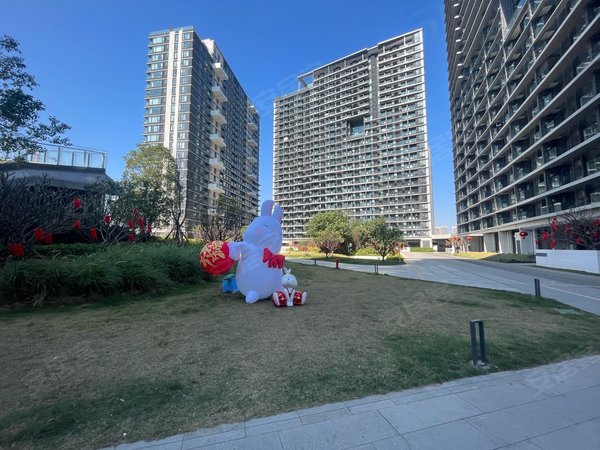 深圳宝安福永会展湾水岸广场国际会展中心旁边会展湾水岸 一线公园河