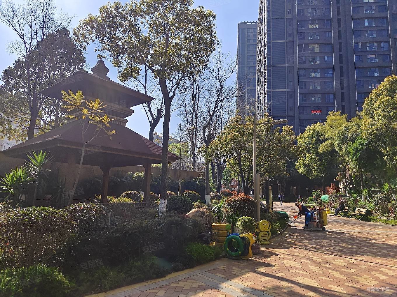 双桥夜市旁 银海尚御精装修三室两厅 价格可以商量