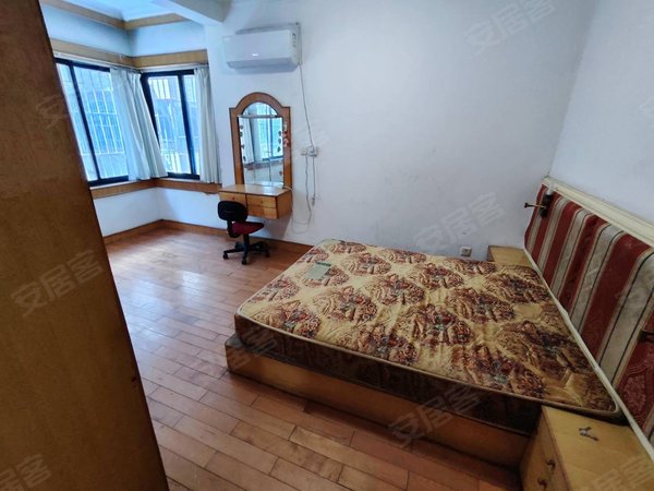 重庆渝中解放碑嘉华大厦洪崖洞附近,嘉华大厦3室出租,家具齐全,随时