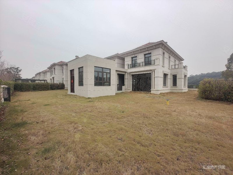 御景湾8号球场边大别墅花园可做足球场