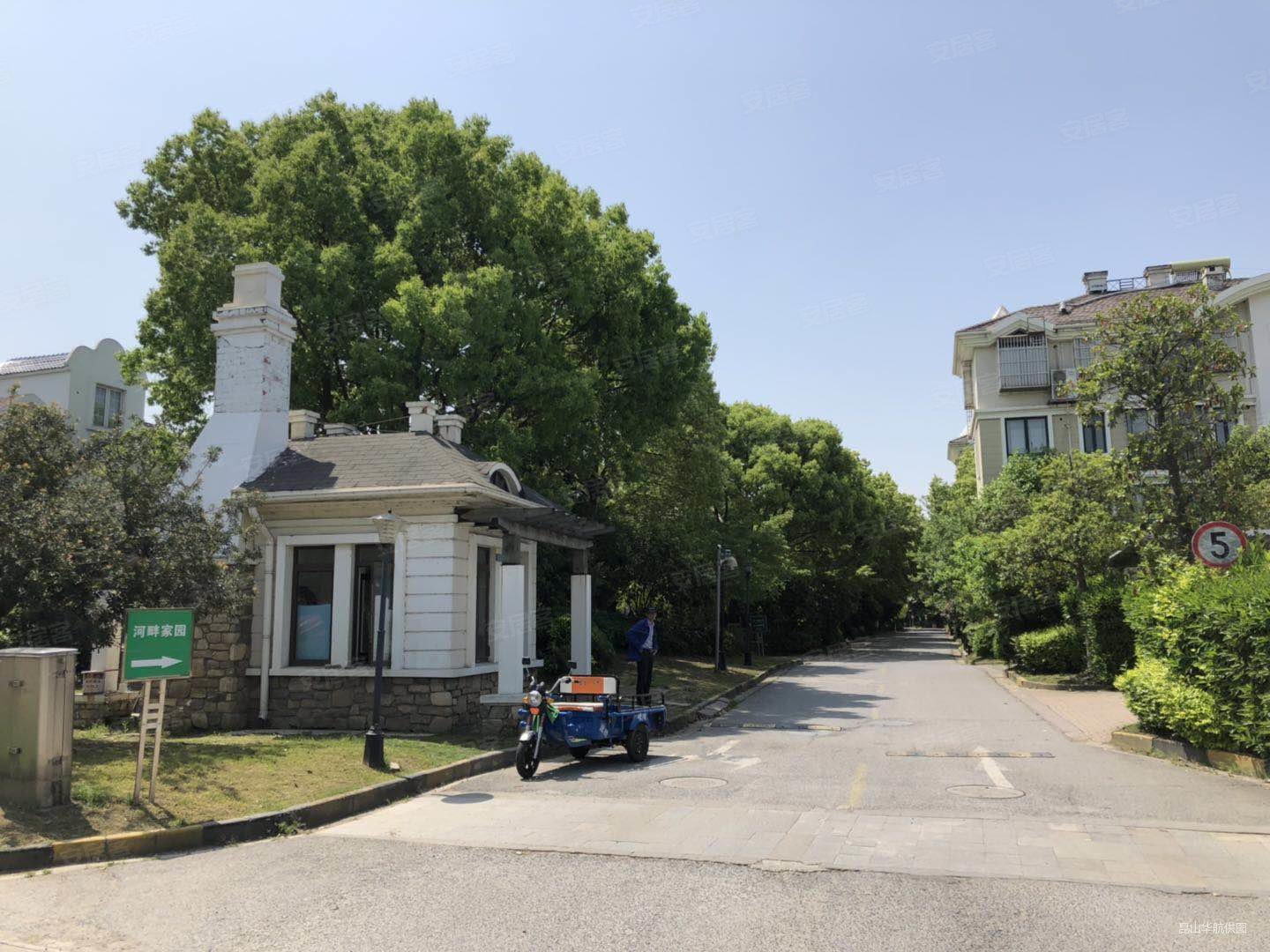 绿地21城b区(别墅)5室3厅5卫327㎡南北2200万