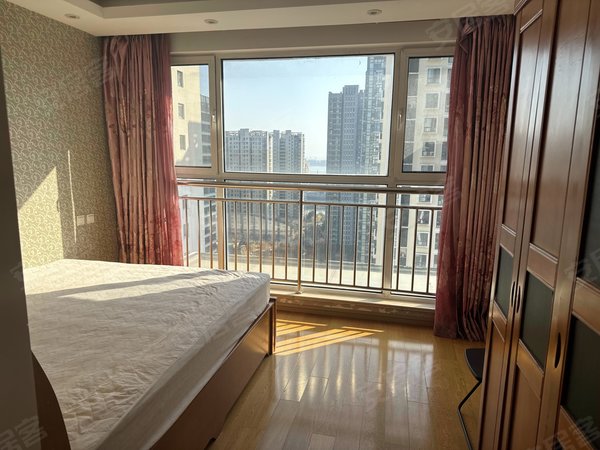 青岛黄岛长江路银领国际银领国际 套一客卧分离民水民电 近地铁家佳源