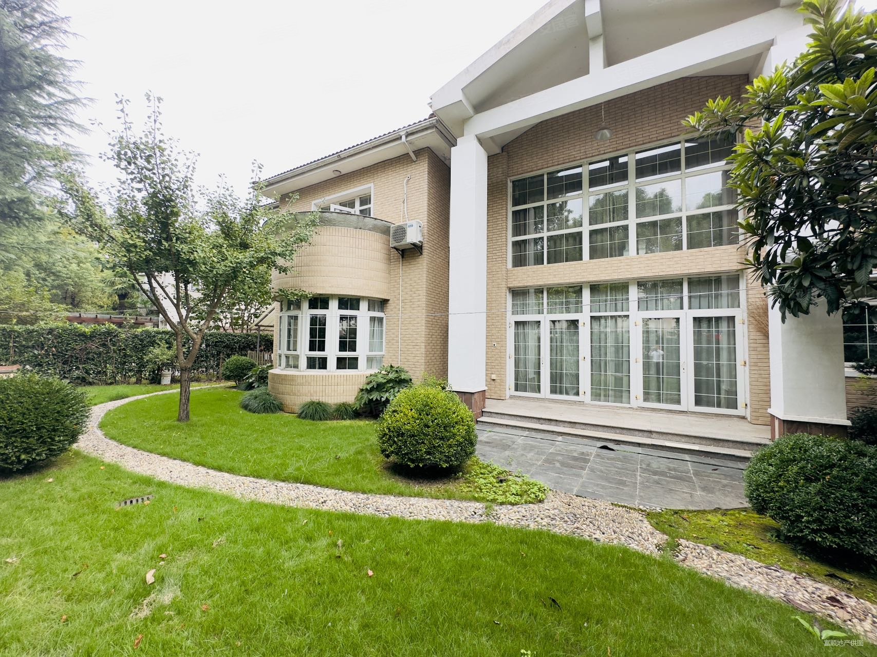 虹山半岛5室2厅3卫297㎡南2600万