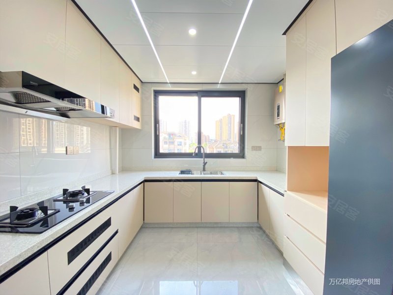 锦荣府精装洋房顶跃上下三层 客厅挑空6米 带120平屋顶花园