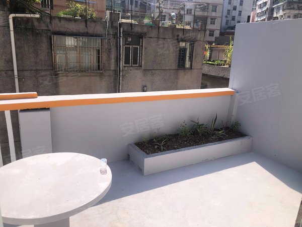 深圳布吉长龙长龙新村长龙地铁口,4楼带超大天台一房一厅,精装出租