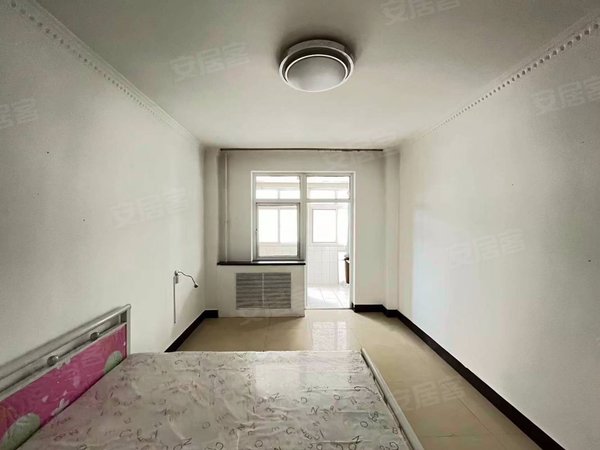 兰州城关东方红广场财政厅家属院(颜家沟)东方红广场 兰州一中附近 精装四楼 三室两厅两卫 随时看房出租房源真实图片