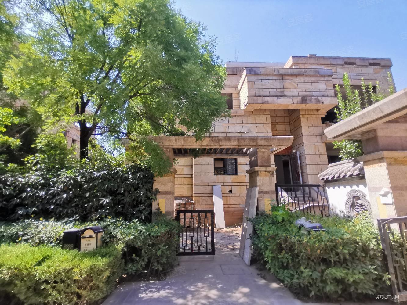 南湖畔曲江凤凰池独栋别墅带400平花园围绕房子一圈