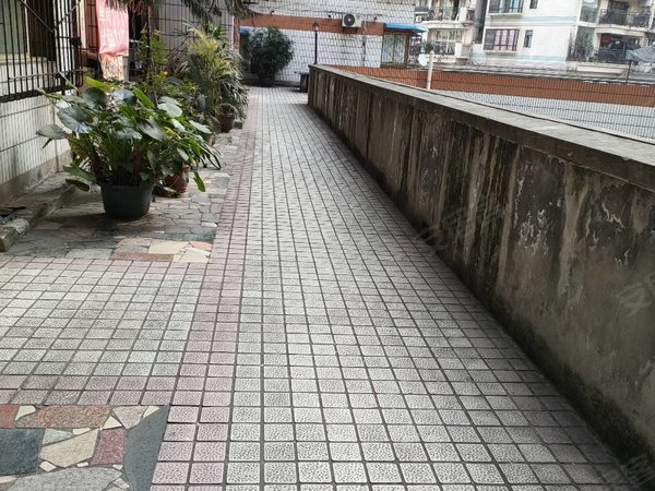 重庆南岸南坪惠工路190号小区南坪步行街单间出租可带床上用品押一付