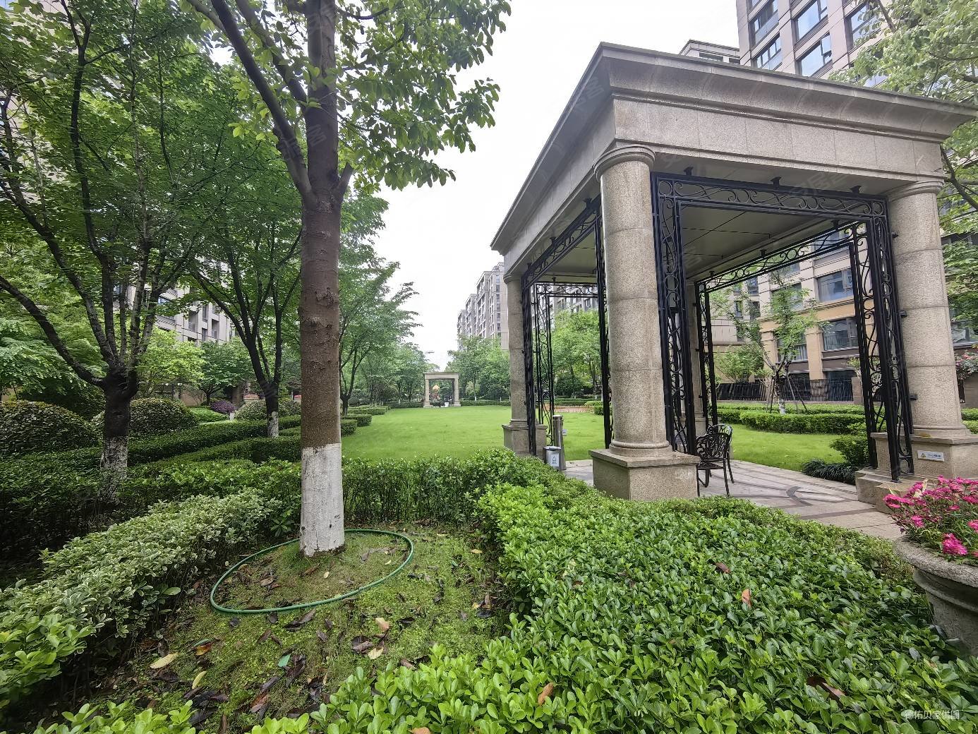 美哉美城 毛坯随性装修 赠送40方 紧邻印象城 邻近地铁口