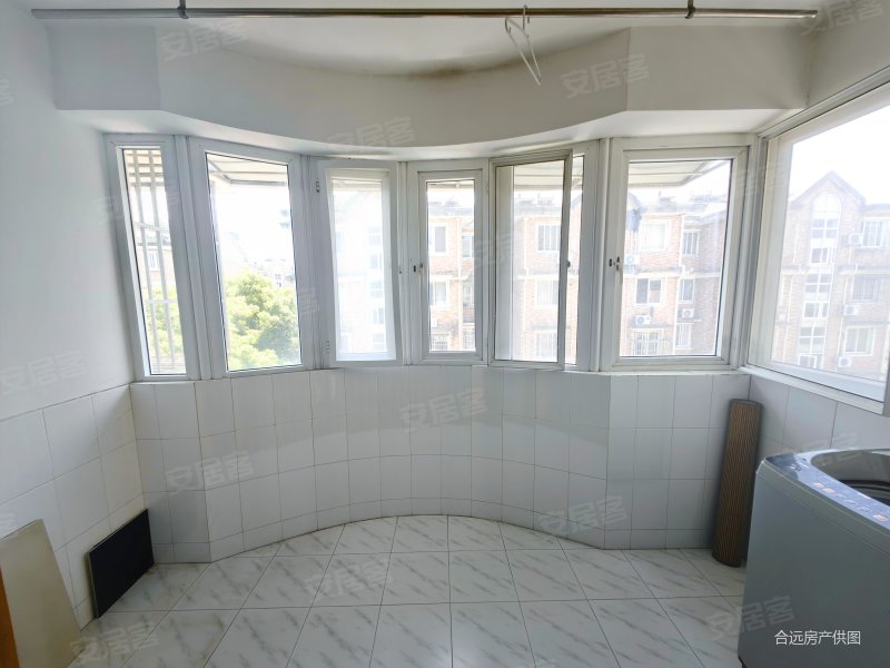 龙池花园   中上楼拎包入住 采光刺眼 价格合适  快来找我