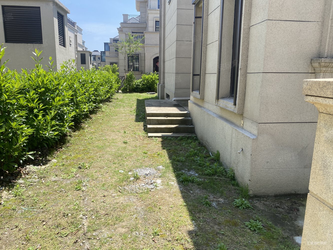 注意啦看中可谈100万半岛花园双拼别墅上下四层 半包围大院子