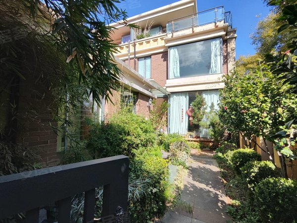 滇池度假区租房,店长滇池50米 南郡超大花园近100平 五室端头别墅