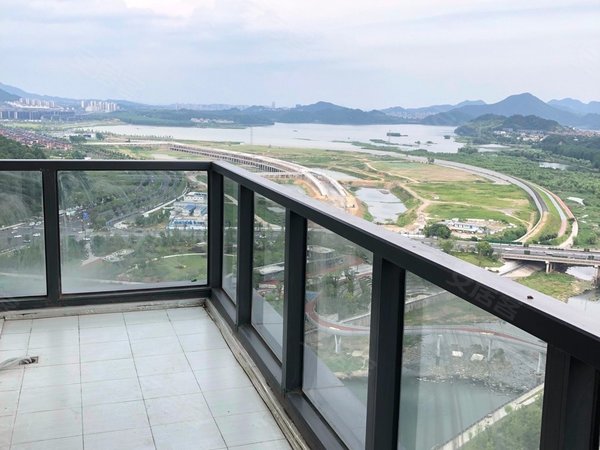 杭州临安临安城区滨湖天地云台苑l型跑道阳台一线青山湖湖景4室!