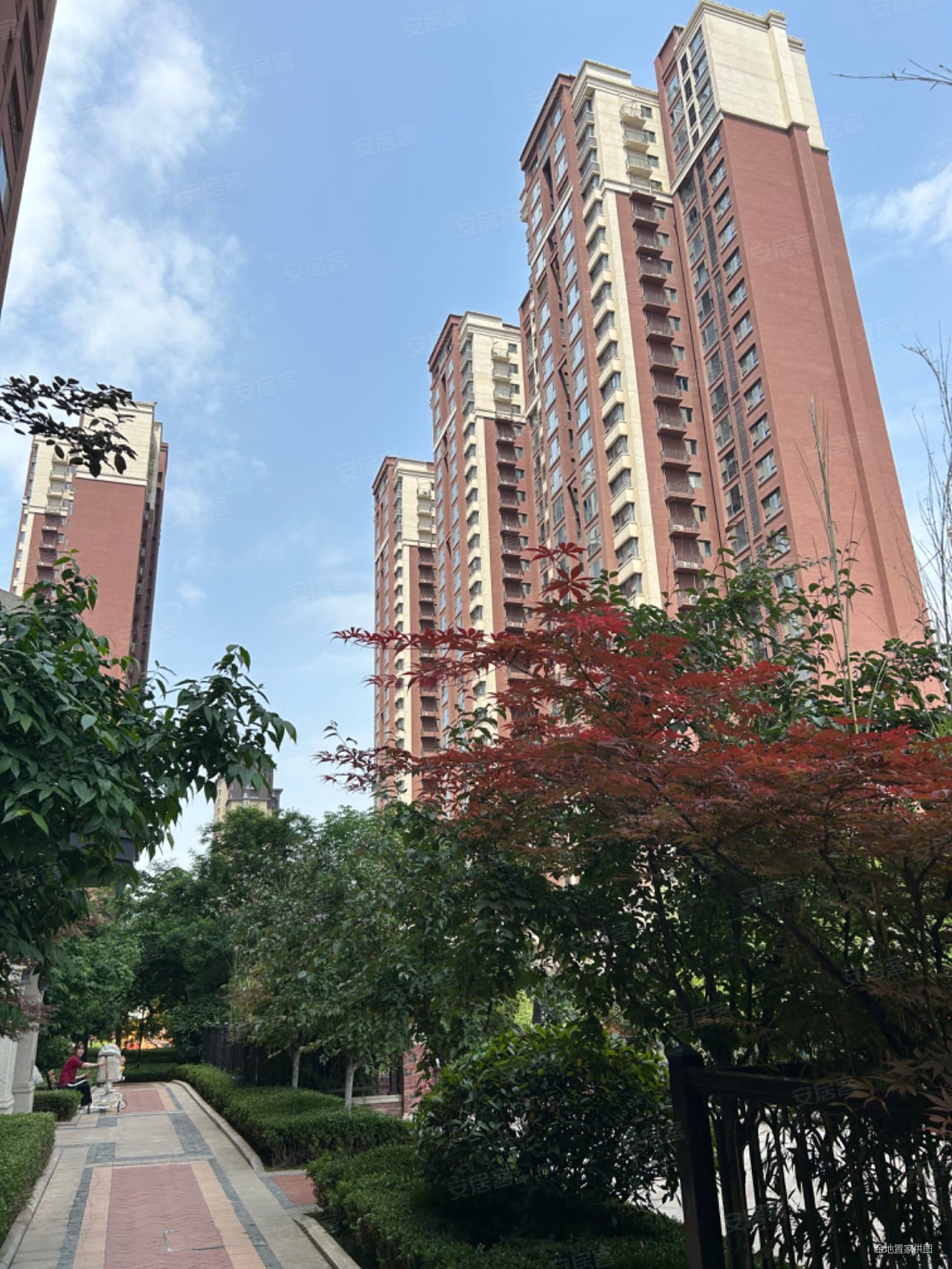 曲江四小金地洋房社区不满二带车位业主急售人在小区随时看