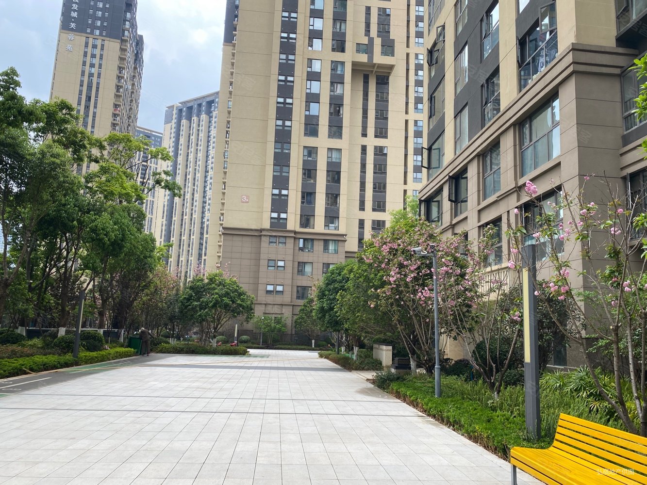 北京路地铁口旁盘龙昆十俊发城郁金苑中精装5房正南向210万急