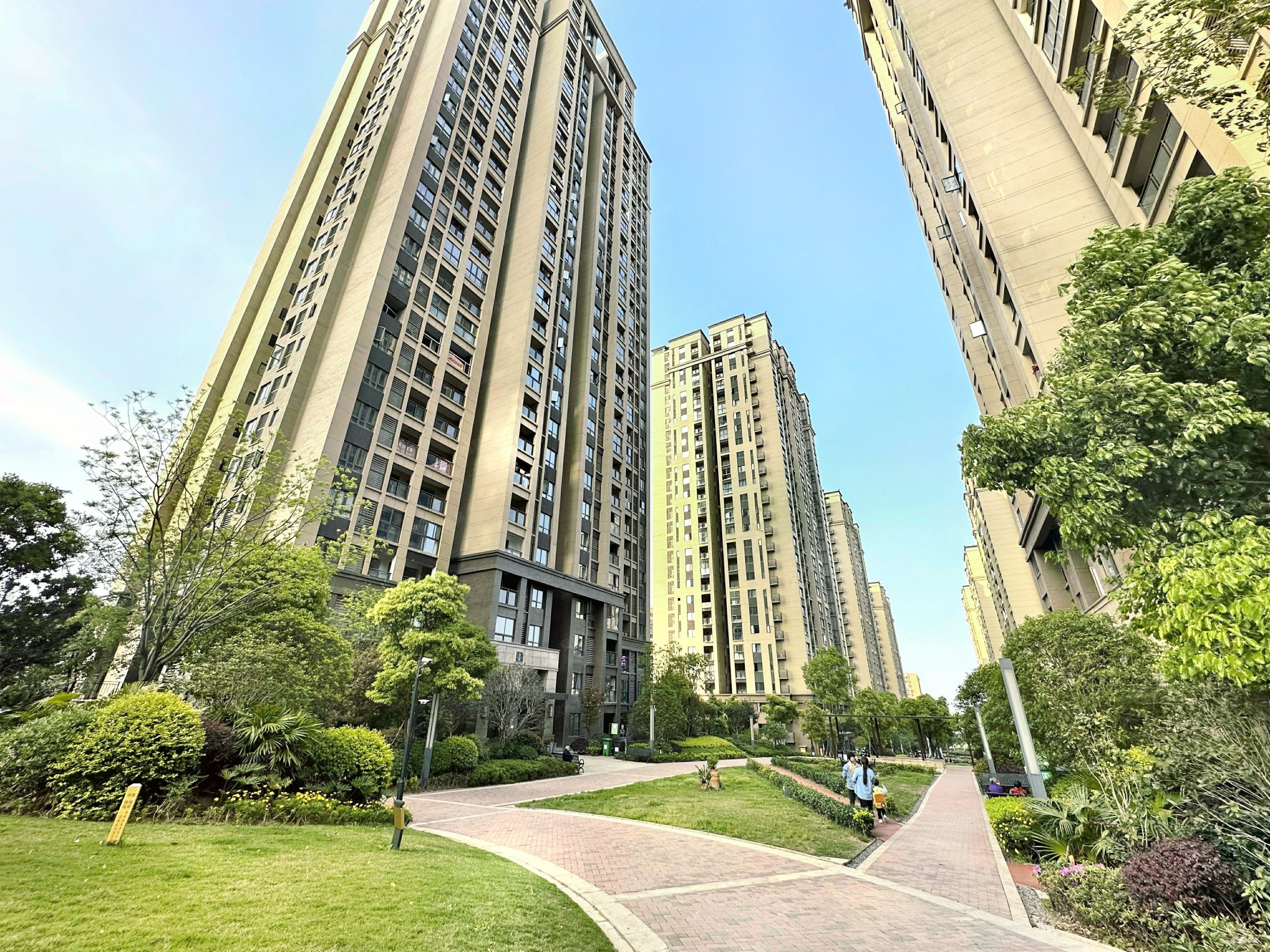 捡趴活28w处置轻轨旁大渡口绿地城精装4房带家具家电