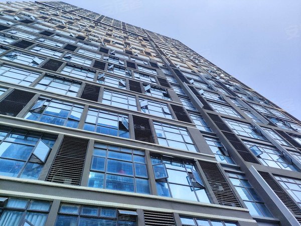 南昌新建望城海伦广场(商住楼)楼下地铁口,楼道干净,物业管理好,拎包