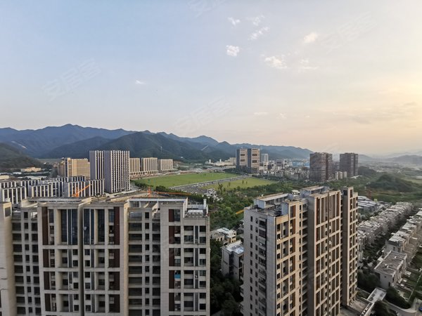 银湖花苑公寓六号线d口出站就到家 落地窗投影可月付拎包入住,富阳