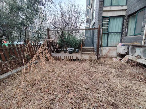 济南市中八里洼银丰山庄市中区 超大品质三室 一楼带60平小院 可办公