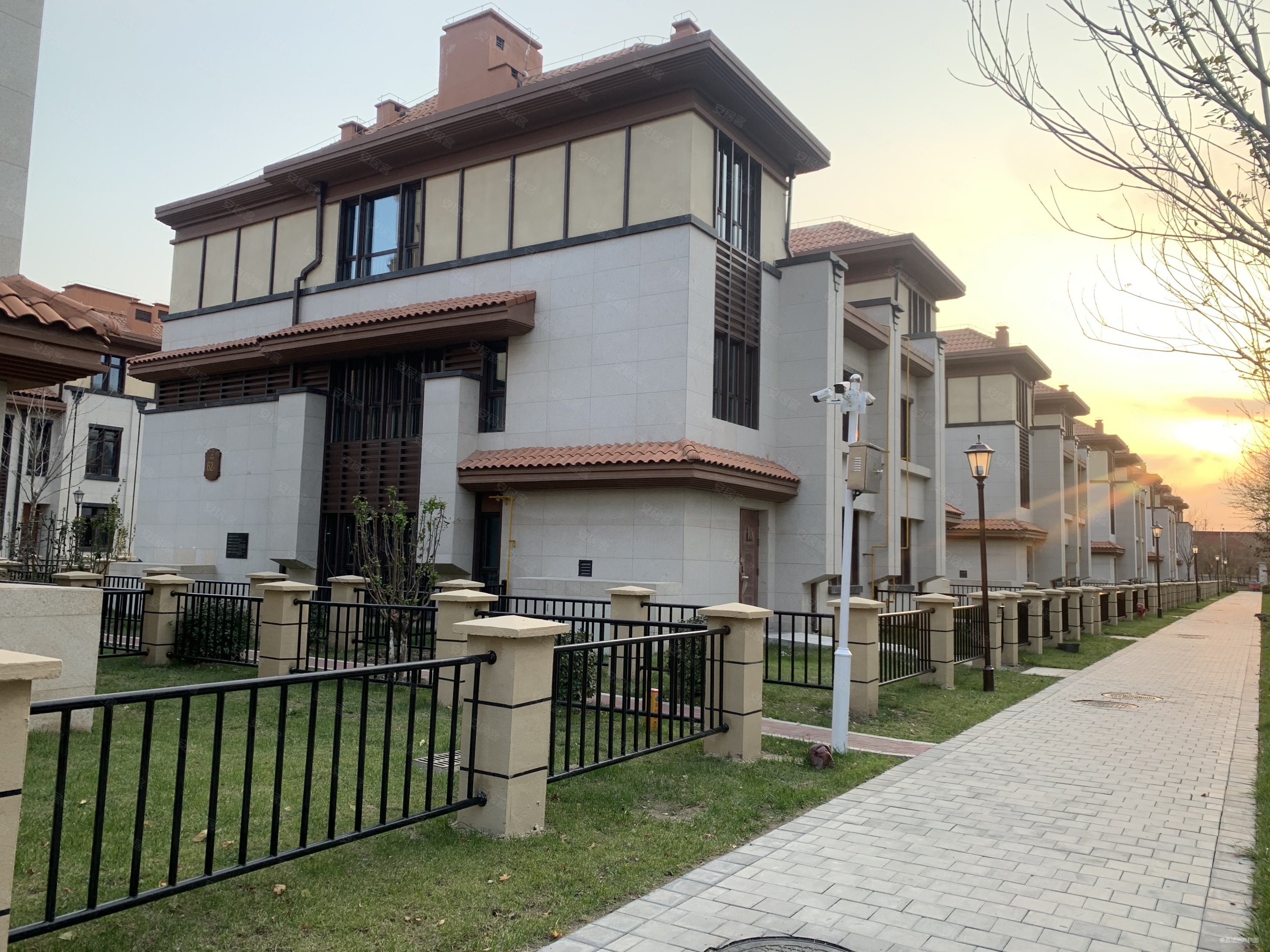 真实在售武清城区万城聚豪联排别墅共5层带阁楼,下跃,花园小院,万城