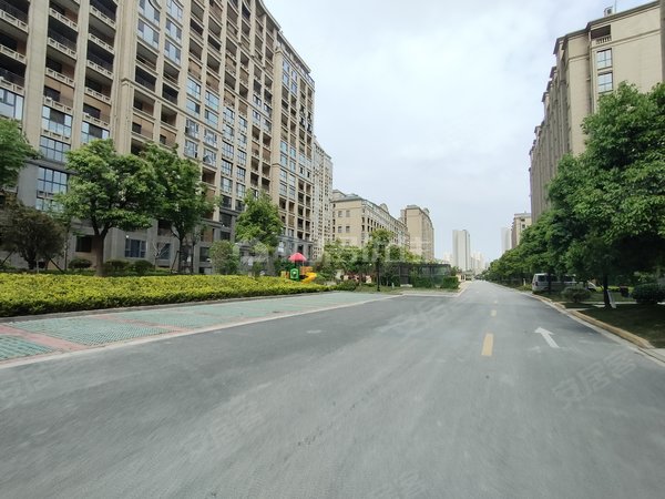 苏州吴江太湖新城绿地香奈精装全新出租,三房三卫,大横厅,四个阳台