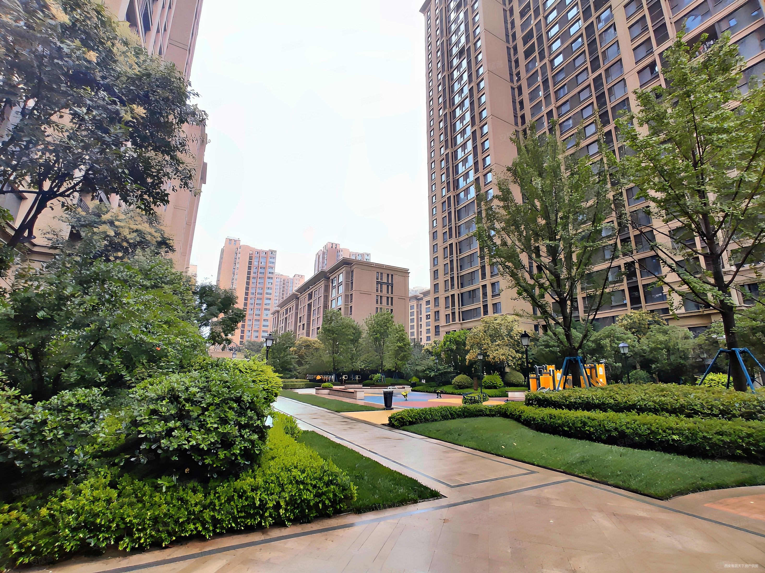 融创高新臻园3室2厅2卫131.04㎡南北241万