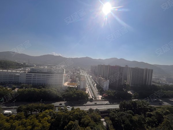 深圳宝安福永御林山景凤凰山脚下 御林山景大3房 高层南向 大客厅