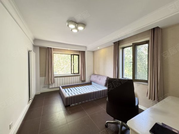 包头稀土高新区滨河大厦水岸花都水岸花都 300平精装叠拼别墅 带车库 带80平小院 拎包住出租房源真实图片