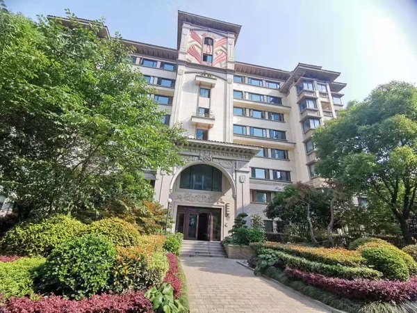 上海青浦徐泾绿中海明苑(公寓住宅)刚跟阿姨把保洁做好回来  绿中海