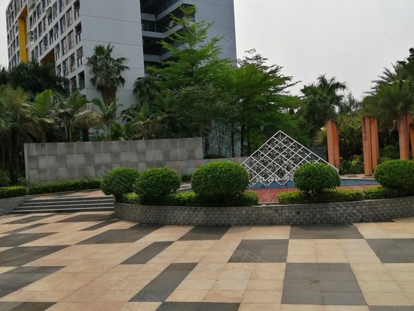 深圳龙岗宝龙蓝钻风景一房一厅出租,客厅层高4米,宽敞明亮,通风良好