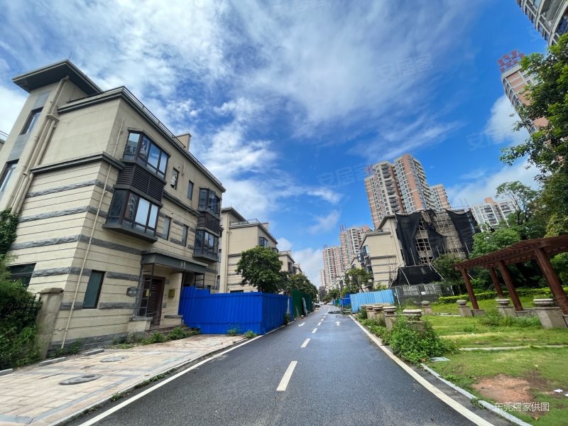 业主降价急出,君汇半岛(别墅)二手房,750万,5室2厅,4卫,174平米-东莞