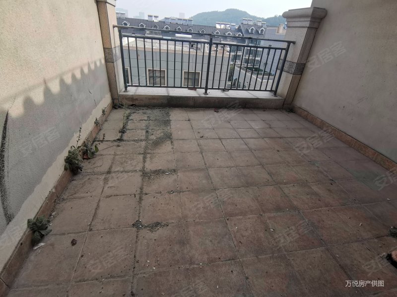 急售价格大谈福地街观山别墅7米客厅挑高院子方正车库