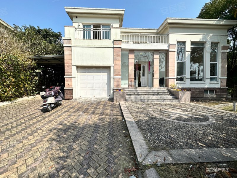 双首层别墅采光足大花园值得拥有