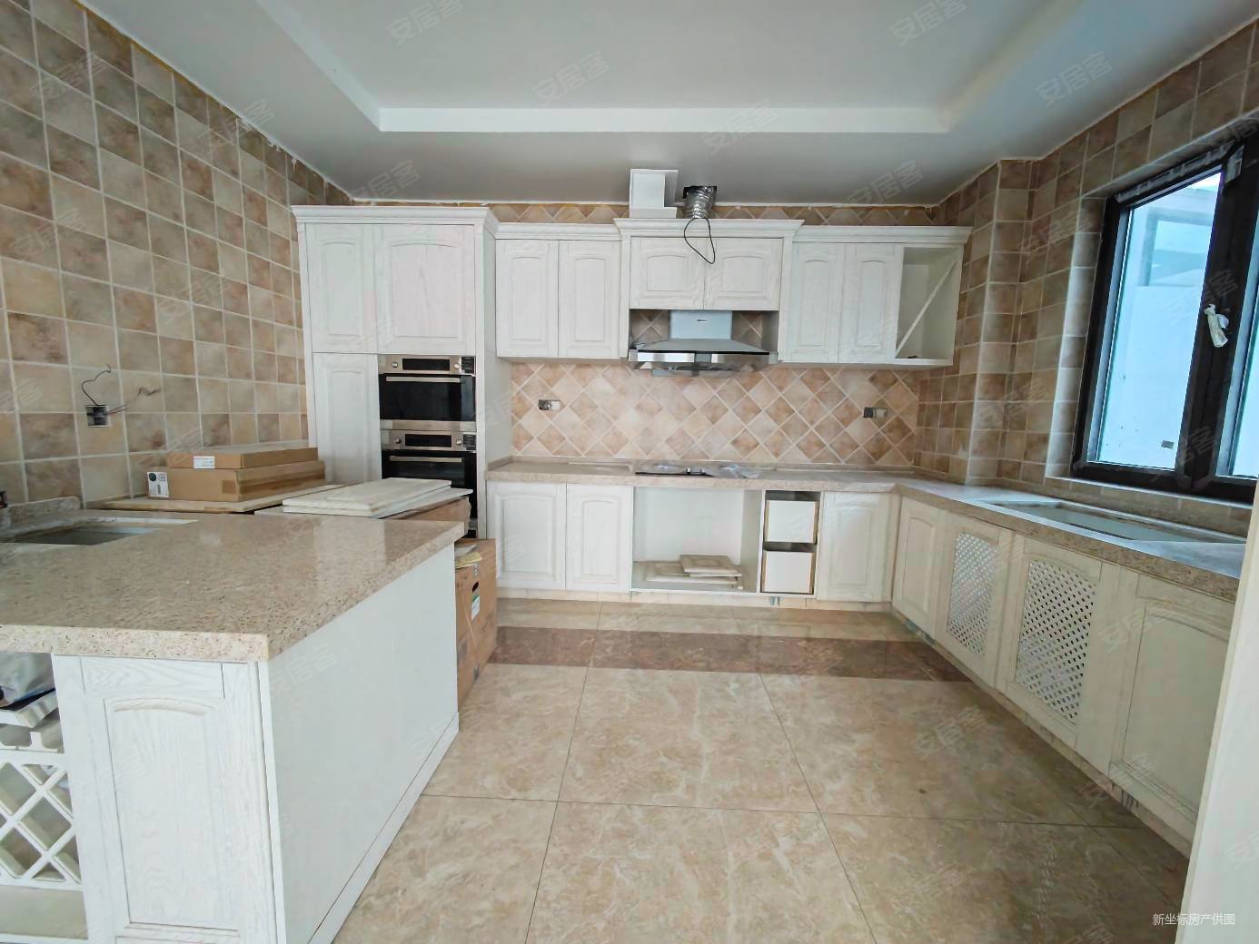 港岛花园联排别墅边户,装修了100多万,空关未住人,随时看房