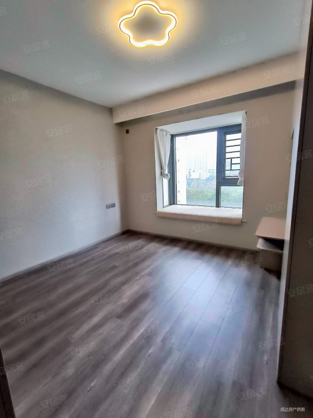 海馨嘉园3室2厅2卫134㎡南北105万