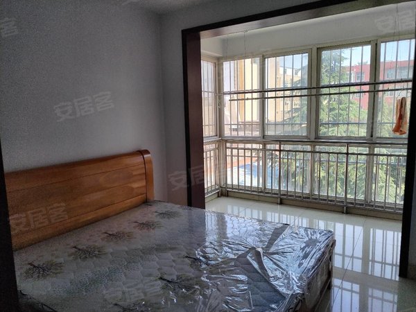 山水名苑三楼带车库家具家电齐全靠近火车站人民医院