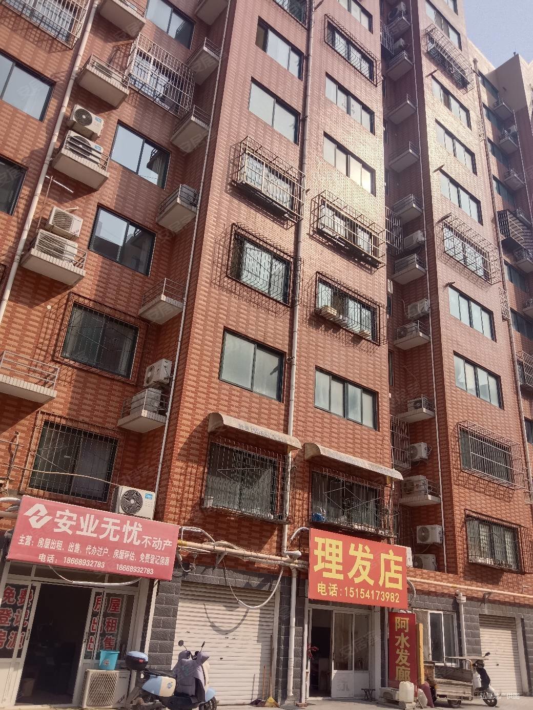 国泰鑫城电梯房136平大三室45万包过户好楼层