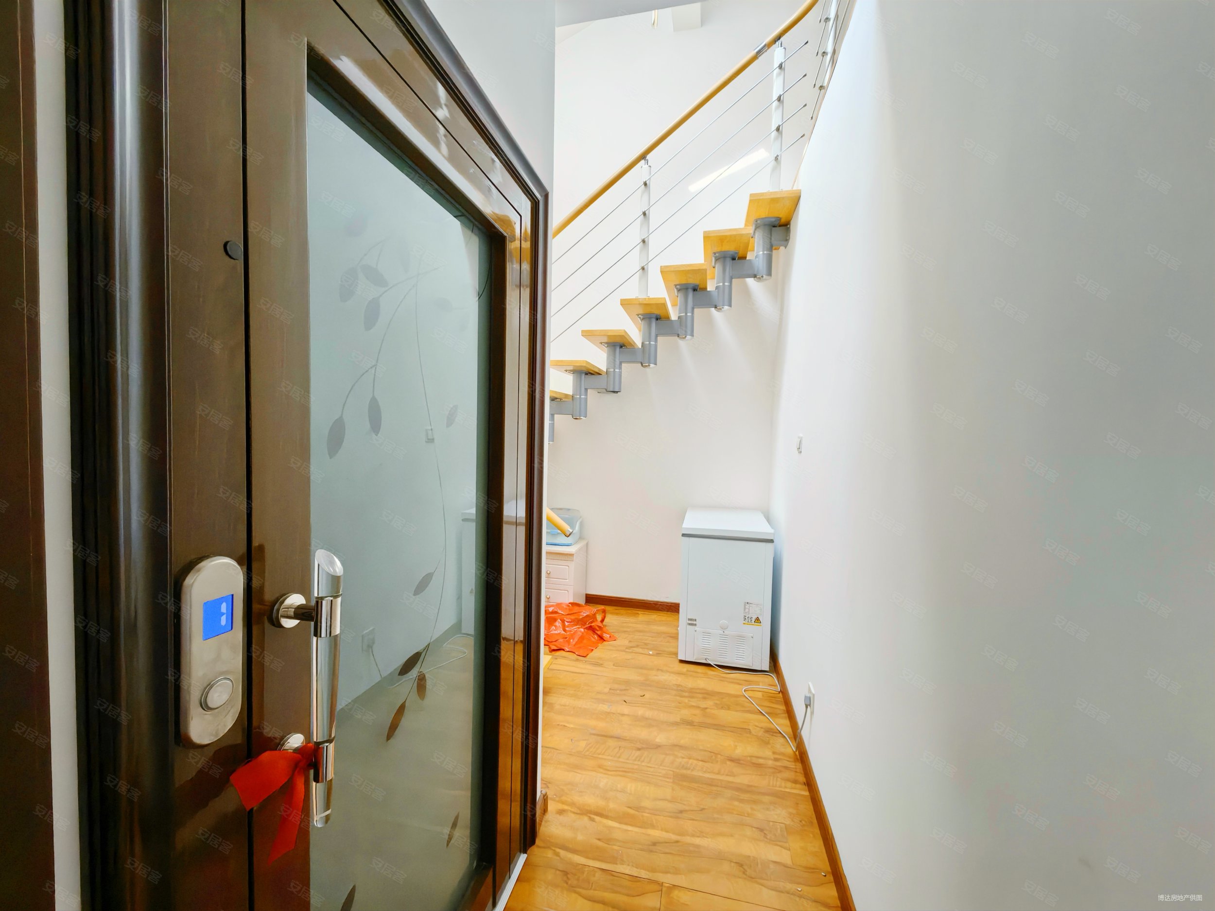 联排别墅 三层 室内电梯 带院 送车库 可以停两辆车